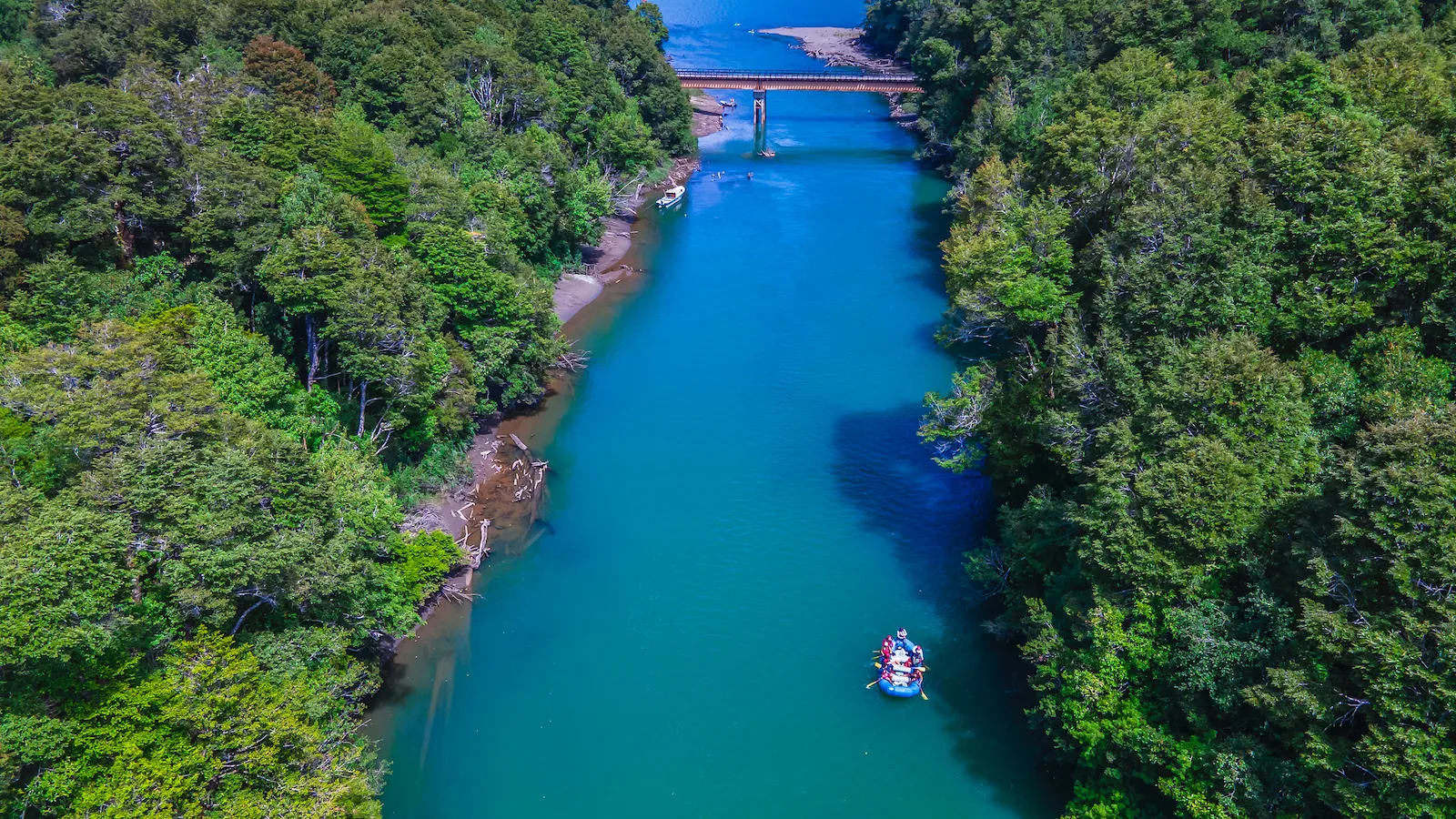 Vista del Lago Risopatron rodeado de montanas y bosque nativo en Aysen